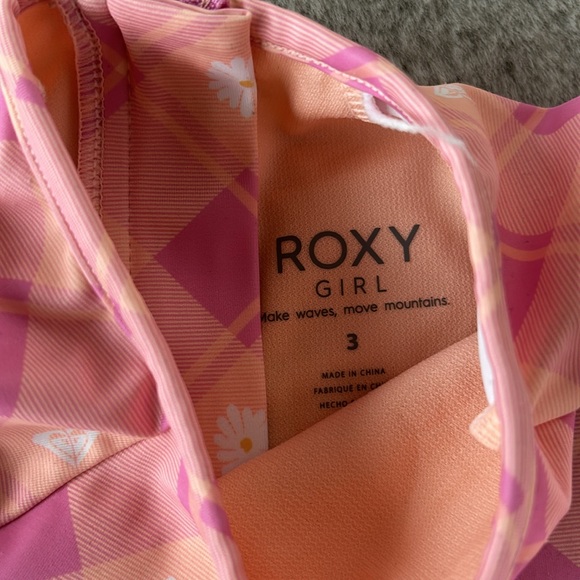 ROXY GIRL EUC pink and peach plaid with floral and Roxy logo size 3T - Picture 2 of 3